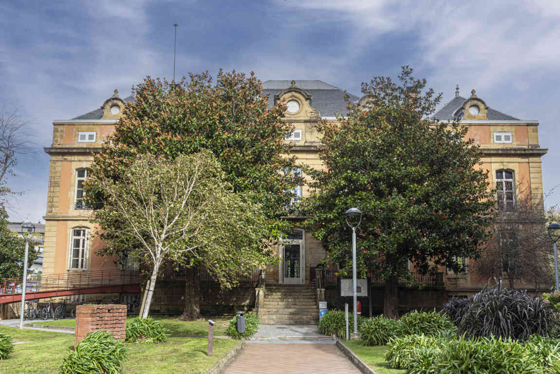 Guipúzcoa - Zarautz 17 - Casa de Cultura.jpg
